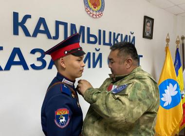 Чимид Джангаев вручил медали участникам Парада Победы - 2025