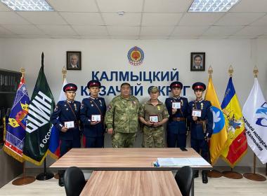 Чимид Джангаев вручил медали участникам Парада Победы - 2025