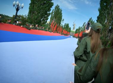 Стометровый флаг России развернули на Мамаевом кургане курсанты Центра «ВОИН»