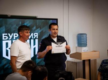 Сотрудникам МВД Бурятии вручили сертификаты о подготовке в Центре «ВОИН»