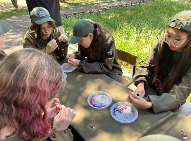 Курсанты Центра «ВОИН» сделали для бойцов СВО более тысячи браслетов жизни ко Дню государственного флага России
