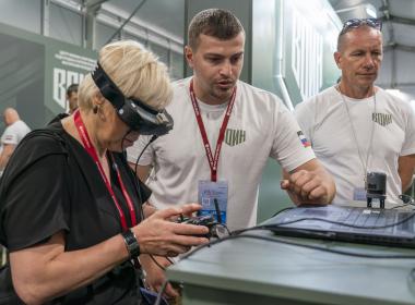 Заместитель руководителя Росреестра оценила стенд Центра «ВОИН» на ВЭФ-2025