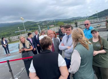 Министр просвещения России и директор Центра «ВОИН» встретились с участниками смены «Время юных героев» в ВДЦ «Океан»