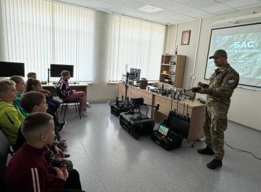 Ребята из Школы МЧС пришли в гости к инструкторам хабаровского филиала Центра «ВОИН»