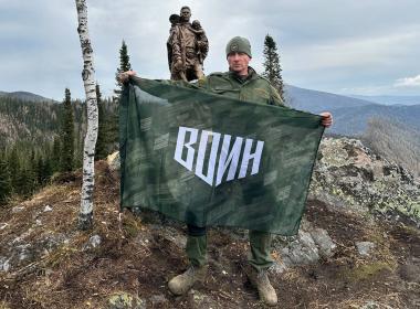 Кузбасский филиал Центра «ВОИН» установил памятник Воину-освободителю на вершине горы