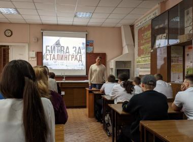 Ветеран передал Центру «ВОИН» Знамя Победы в День разгрома нацистов в Сталинградской битве