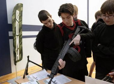 Акция «Один день с ВОИНом» в Мурманской области собрала десятки школьников