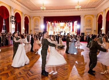 Волгоградские курсанты приняли участие в бале в честь защитников Отечества
