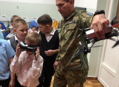 Урок «Профессия моего папы» в Южно-Сахалинске: дети учатся управлять БПЛА