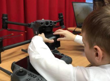 Урок «Профессия моего папы» в Южно-Сахалинске: дети учатся управлять БПЛА